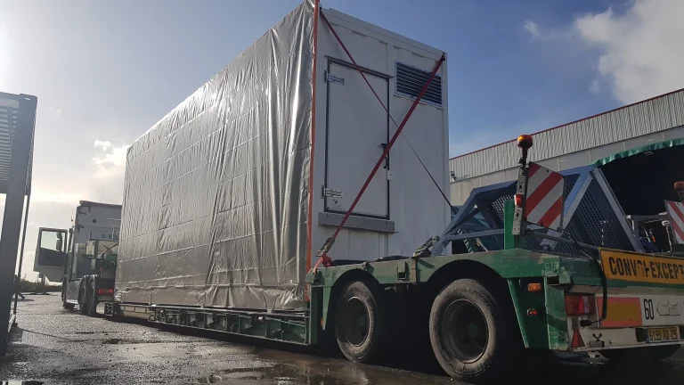 Shelter DATA CENTER monté sur un camion pour livraison chez le client