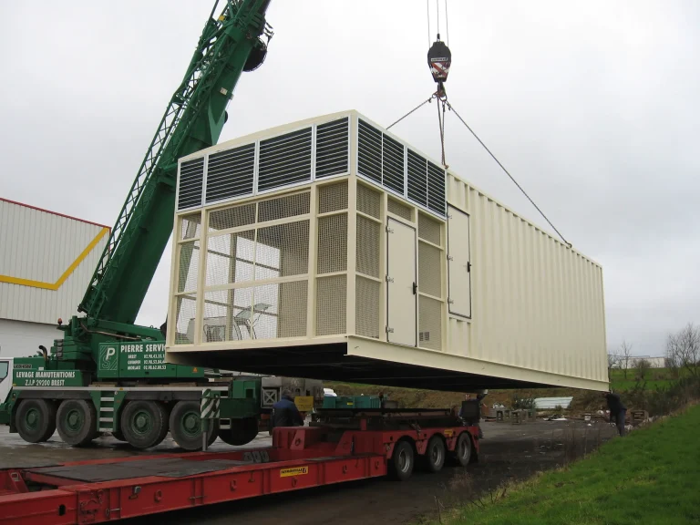 Gros Shelter salle électrique suspendue par Grue sur un camion
